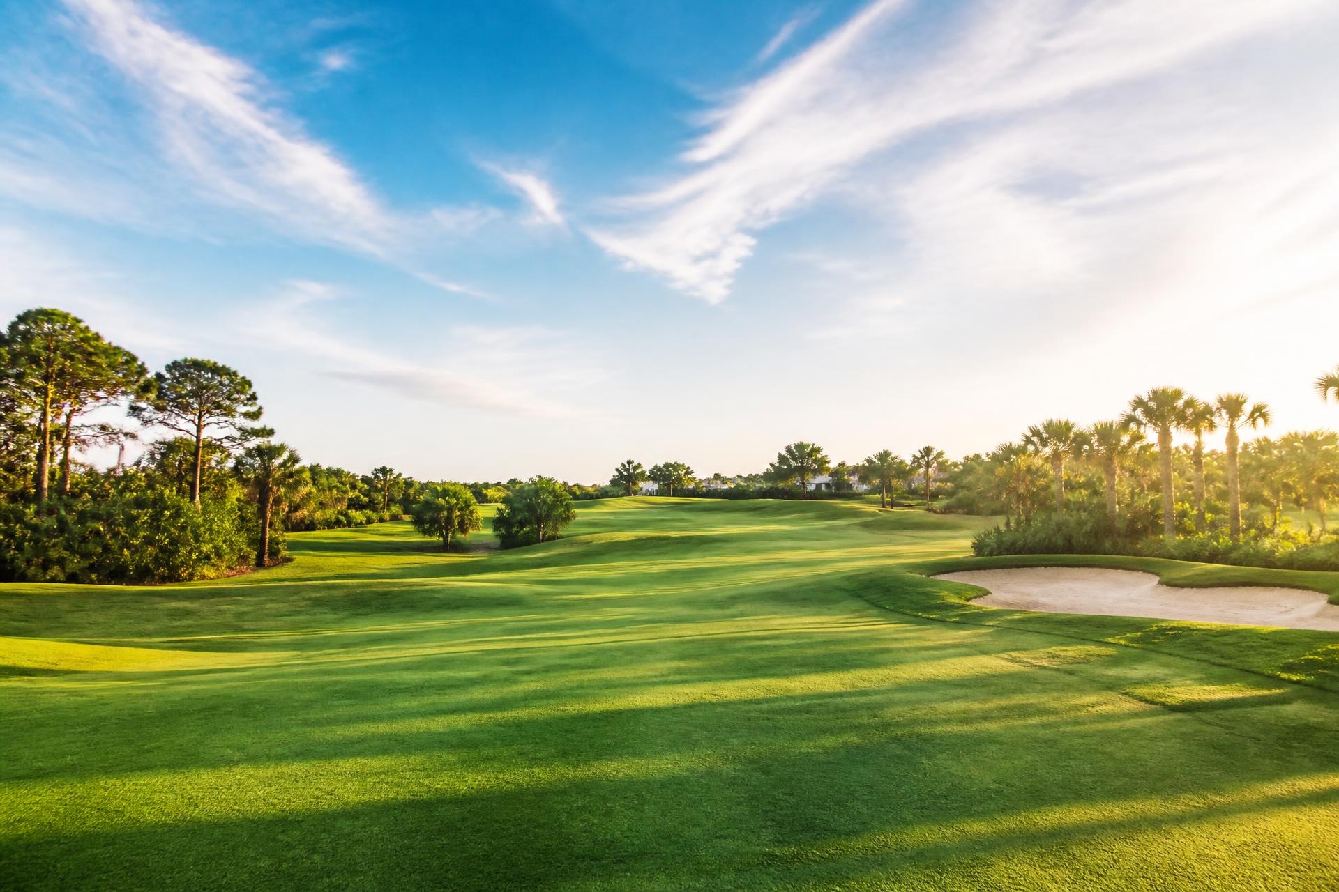 Solig golfbana i USA vid gyllene timmen